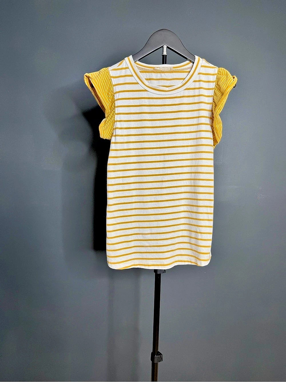 Doe and Rae Striped Flutter Sleeve Top in White & Yellow Size Small Like New